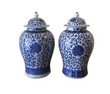 Pair of large vases with lid. Blue and white floral decor. Small chip on the rim on one of the vases. Unmarked (chinese export porcelain)., 48,5 cm, unknown (possibly 19th/20th century) - desconhecido (possivelmente séc. XIX/XX)
