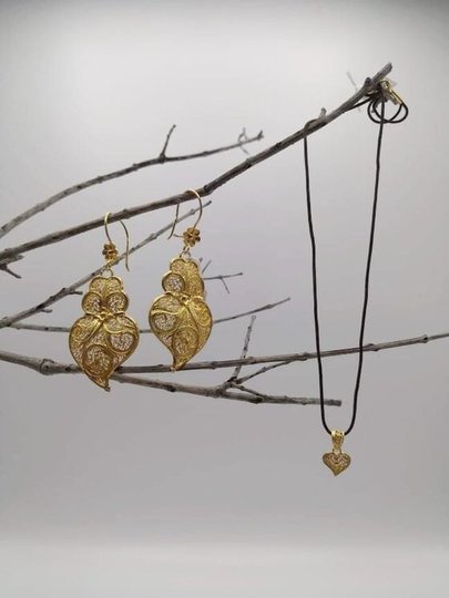 Brincos coração Viana e fio castanho com mini coração - Viana's heart earrings and necklace 