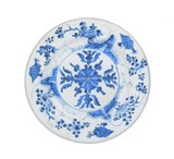 Kangxi period (China, 1662-1722) plate with white and blue floral decoration. Slight rimfritting and one hairline. Export porcelain (unmarked), 27 cm, 1662-1722