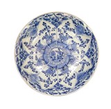 Grande prato do período Kangxi (China, 1662-1722). Decoração vegetalistas com reservas em azul e branco. Restaurado., 36 cm, 1662-1722