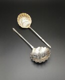 Pair of serving spoons, one has a slotted pattern (to dust the strawberries with sugar) and the other has an engraved strawberry plant pattern. French Minerva hallmark. 950/1000 silver. 117,35g., 24 cm, 19th/20th century - séc. XIX/XX