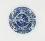 Prato fundo em porcelana de exportação (sem marcas) com decoração a azul e branco com cena com corvo no centro. Restaurado., 21 cm, 1572 - 1620