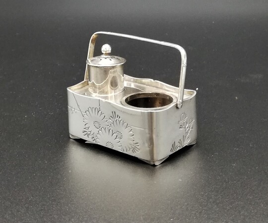 Miniature silver salt cellar and pepper shaker - Saleiro e pimenteiro miniatura em prata