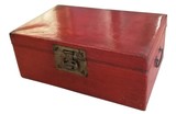 Malão chinês em pele lacada de vermelho e madeira com ferragens em metal gravado e interior forrado., 31 x 77 x 49 cm, early 20th century - início do séc. XX