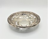 Fruit bowl with pierced decor showing fruits and relief rim. Eagle hallmark (Porto, Portugal). 833/1000 silver. 320g., 5 x 24 cm, 1938-1984