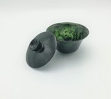 China. Green hardstone bowl with lid., 7,3x10cm, 20th century - séc. XX