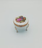 Trinket box with lid and three feet. Lid with love scene., 6,5cm, 1971-1980