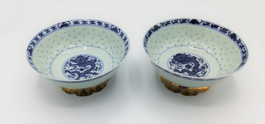 Pair of chinese "rice grain" bowl with gilded silver stand - Par de taças "grão de arroz" chinesas com pé em prata dourada