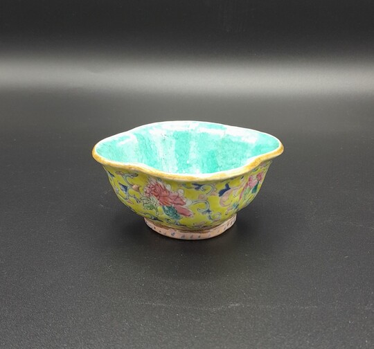 Small fllower shaped bowl - Pequena taça polilobada