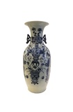 Jarrão em porcelana chinesa de exportação. Decoração em azul e branco representando objectos preciosos., 57cm,