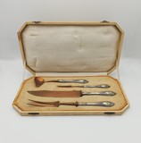 Serving cutlery set with relief silver handles. It includes 1 serving knife, 1 large serving fork, 1 small serving fork and 1 gravy ladle. In it&#39;s original case. Boar hallmark (Porto, Portugal) 833/1000 silver. 326g., knife/faca - 30,5 cm, 1887-1937