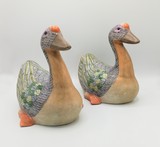 Par de patos em porcelana policromada provenientes de Macau. , 22 cm, 20th century - séc. XX
