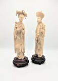 Pair of profusely decorated carved ivory statues with wood bases. Certified ivory (CITES). , 30cm and/e 32cm, 19th century - Séc. XIX