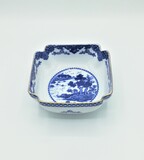 Porcelain Canton bowl reproduction with lakeside landscape. Marked &quot;COMAPNHIA DAS ÍNDIAS - CANTÃO - PAISAGEM LACUSTRE - DINASTIA: QING - REINADO QIANLONG - 1736-1795 - NG PORTUGAL&quot;., 6,5x16,5x16,5cm, 20th/21st century - séc. XX/XXI