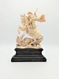 Escultura em marfim sobre base de madeira representando a batalha de São Jorge contra o dragão. Europeia., 26cm (total), 19th century - séc. XIX