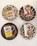 Conjunto de 4 chávenas de café da autoria de Gonçalo Viana, ilustrador lisboeta, prestando homenagem ao escritor Fernando Pessoa., 76 x 128 mm, 2019