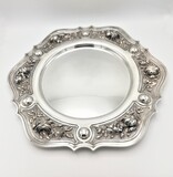 Large silver hanging salver with floral relief motifs. 833/1000 silver. Boar II (Javali II) hallmark for Porto (1887-1937). 1752g., 45cm, 19th/20th century - séc. XIX/XX