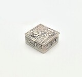 Pill box with relief decor. 835/1000 silver. Porto&#39;s Águia (Eagle) hallmark (1985-2015). 18,8g., , 20th century - séc. XX