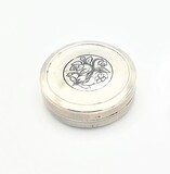 Pill box with relief decor. 835/1000 silver. Porto&#39;s Águia (Eagle) hallmark (1985-2015). 20g., , 20th century - séc. XX